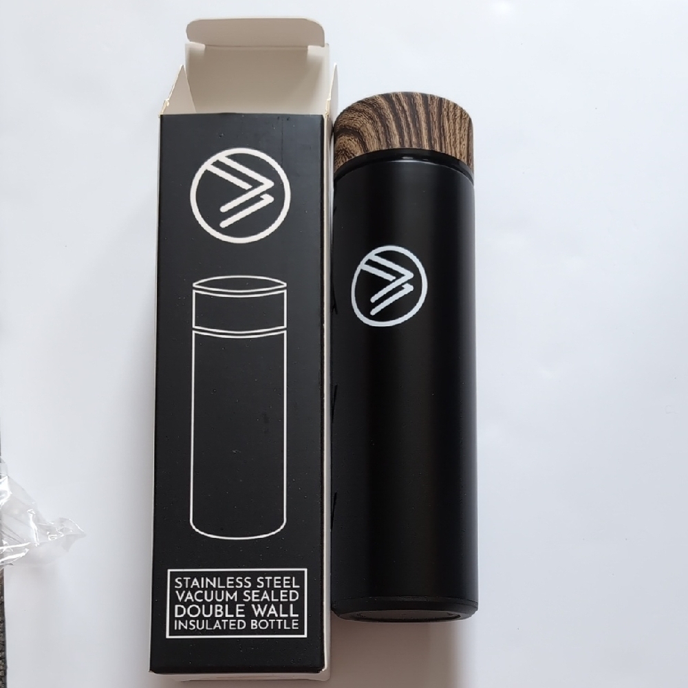 NWOT Savvi Stainless Steal Vacuum Sealed Double Wall Insulated Bottle